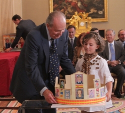 Audiencia a los niños ganadores de la XXXI edición del Concurso Escolar ¿Qué es un Rey para ti?. El Rey observa el trabajo de la alumna ganadora de As